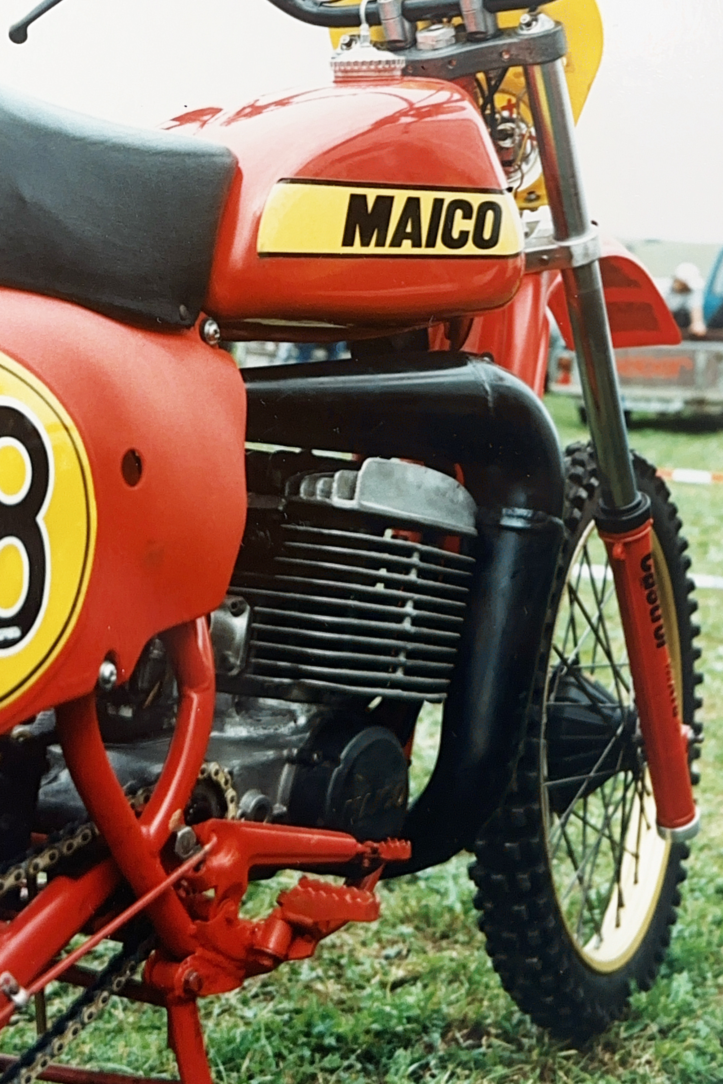 AMZ Maico GS 760 Seitenansicht mit Tank, Auspuffführung und Vorderbau